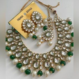 Indian Jwelery, kundan Necklace with earrings and Tikka( Headpiece)